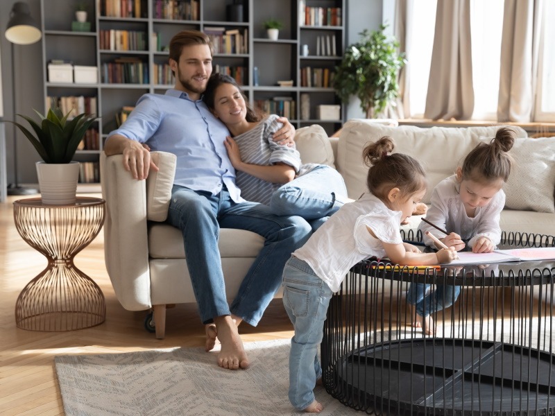 EMA Familie shutterstock_1765469714 klein Alarmanlagen für Häuser und Privatkunden