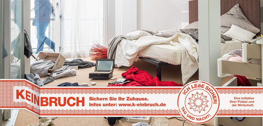 Kampangenbild von KEINBRUCH, im Vordergrund das Siegel im Hintergrund eine verwüstetet Schlafzimmer, in das eingebrochen wurde